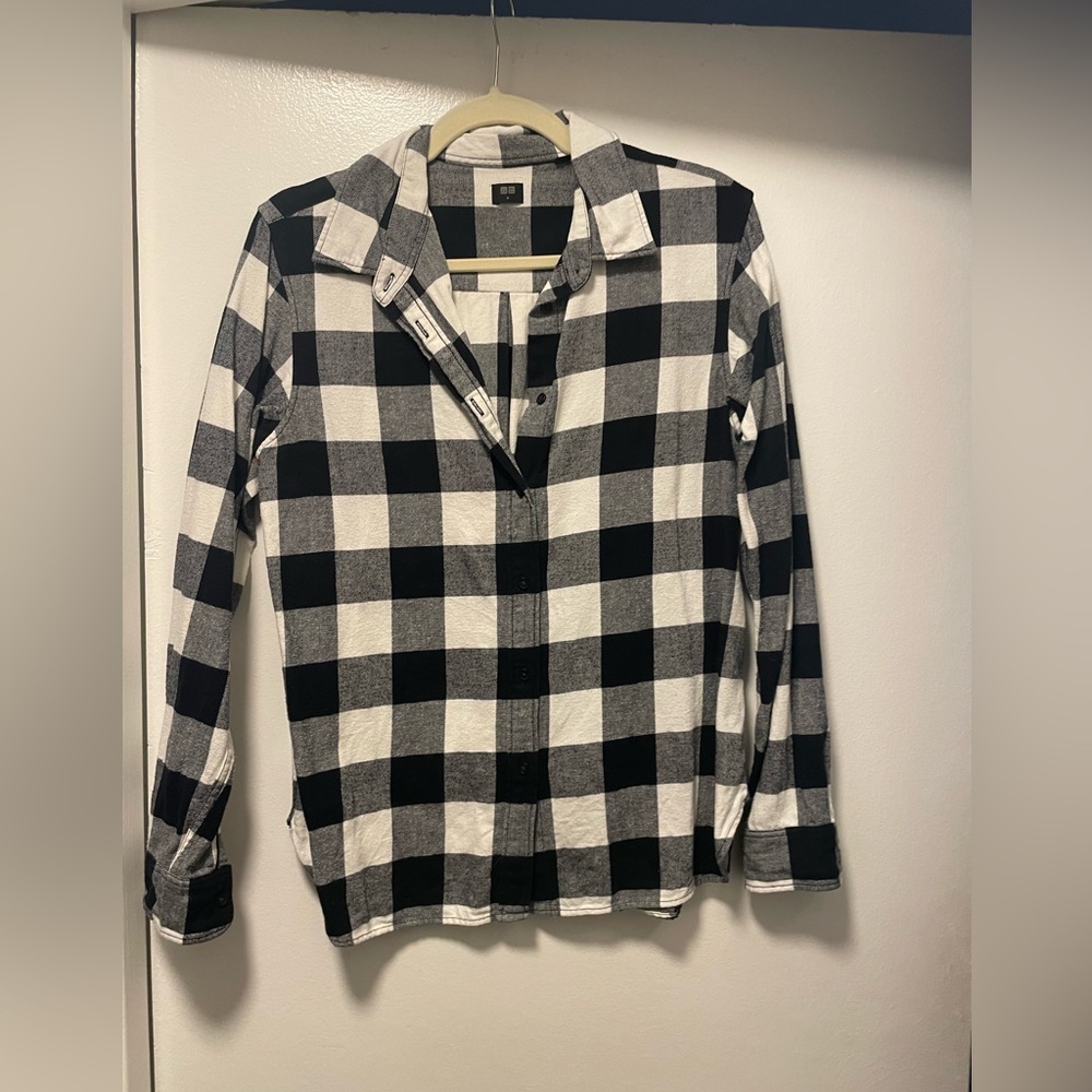 Uniqlo Black and White Plaid Button Down Shirt
